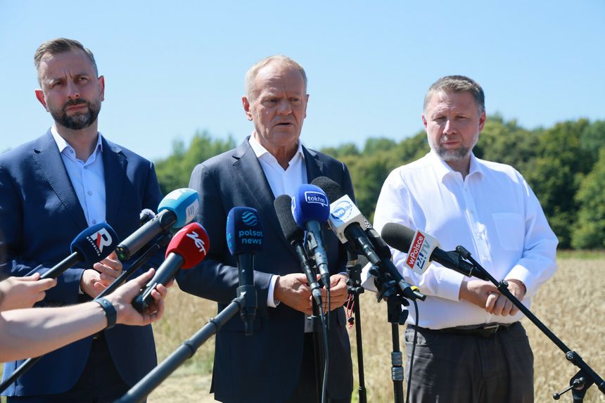 Ppremier z szefami MON i MSWiA w miejscowości Tarnawa Kolonia gdzie upadła rosyjska rakieta
