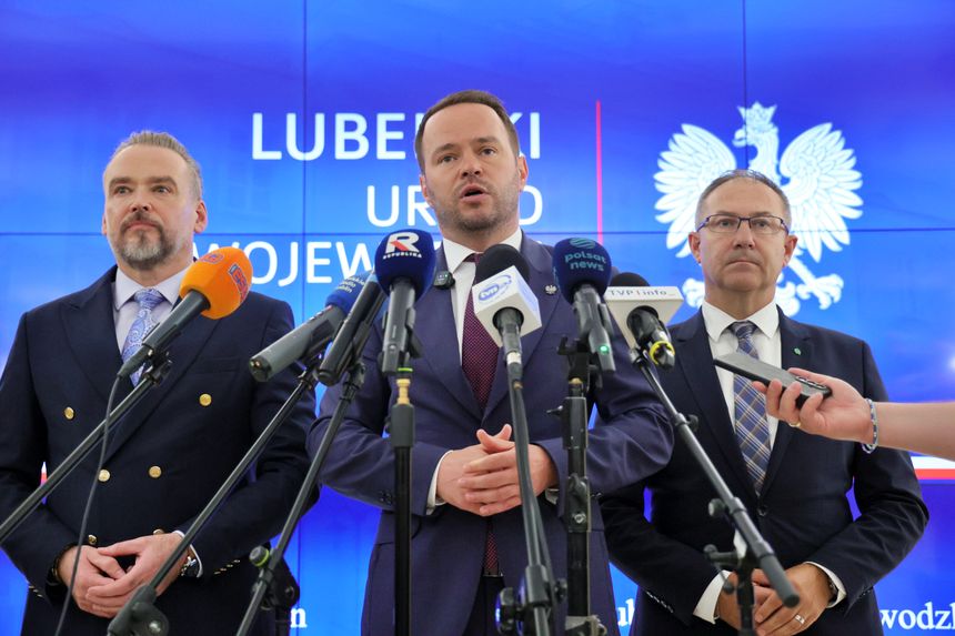 Obok wicewojewodowie Wojciech Wołoch i Andrzej Maj