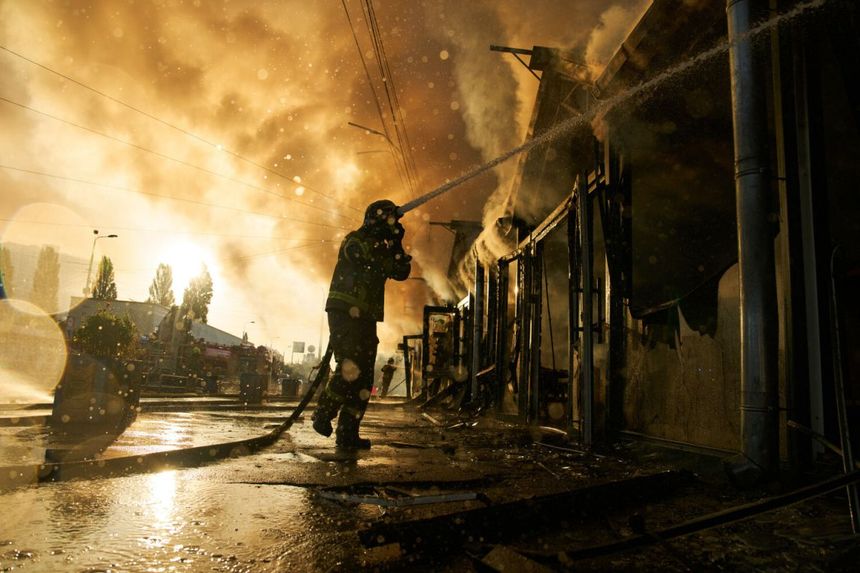 Ukraiński strażak gasi pożar po rosyjskim ataku 