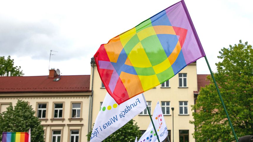 Marsz Równości w Krakowie. Logo Fundacji Wiara i Tęcza