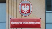 Tablica z napisem „Ministerstwo Spraw Zagranicznych” i herb Polski na ścianie budynku.