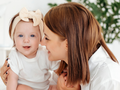 Mama w białej koszuli z córeczką