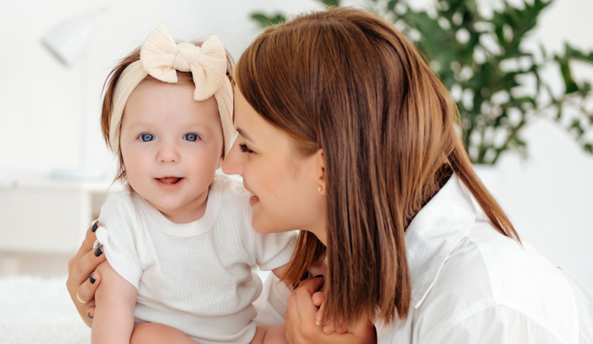 Mama w białej koszuli z córeczką