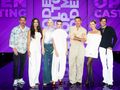 Prowadzący i jury Top Model na scenie, w modnych strojach.