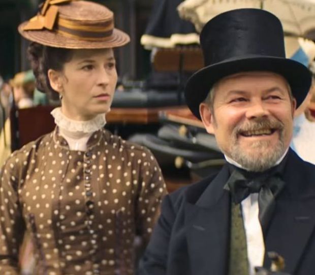Lalka - kadr z serialu Netfliksa