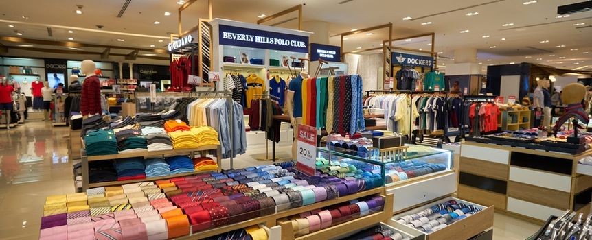 Sklep odzieżowy z kolorowymi koszulami i krawatami, strefa męska, wiele promocji.