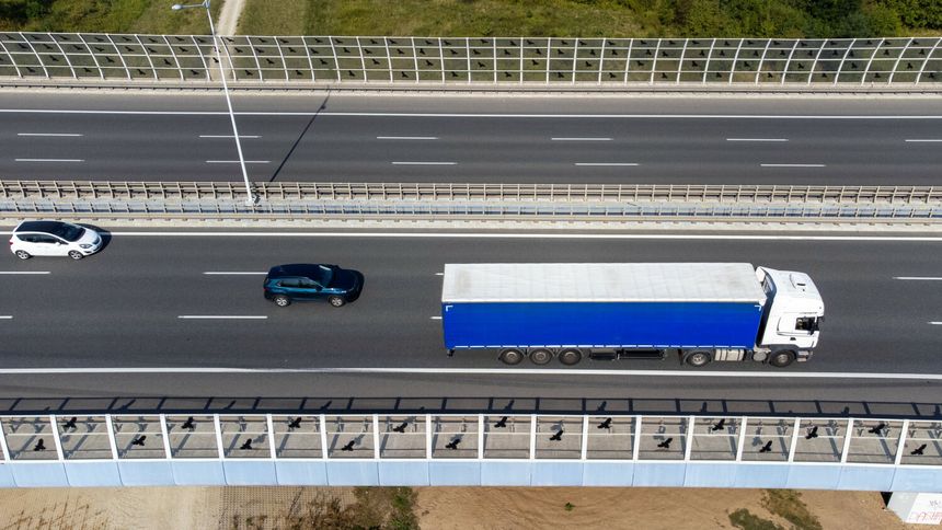 Ciężarówka na drodze - materiał poglądowy