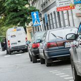 Źle zaparkowany samochód - materiał poglądowy