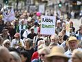 Tłum protestujących z transparentem 