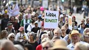 Tłum protestujących z transparentem 