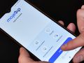 Na zdjęciu widoczny jest smartfon z aplikacją 