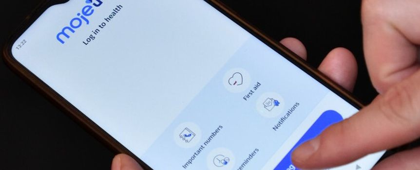 Na zdjęciu widoczny jest smartfon z aplikacją 