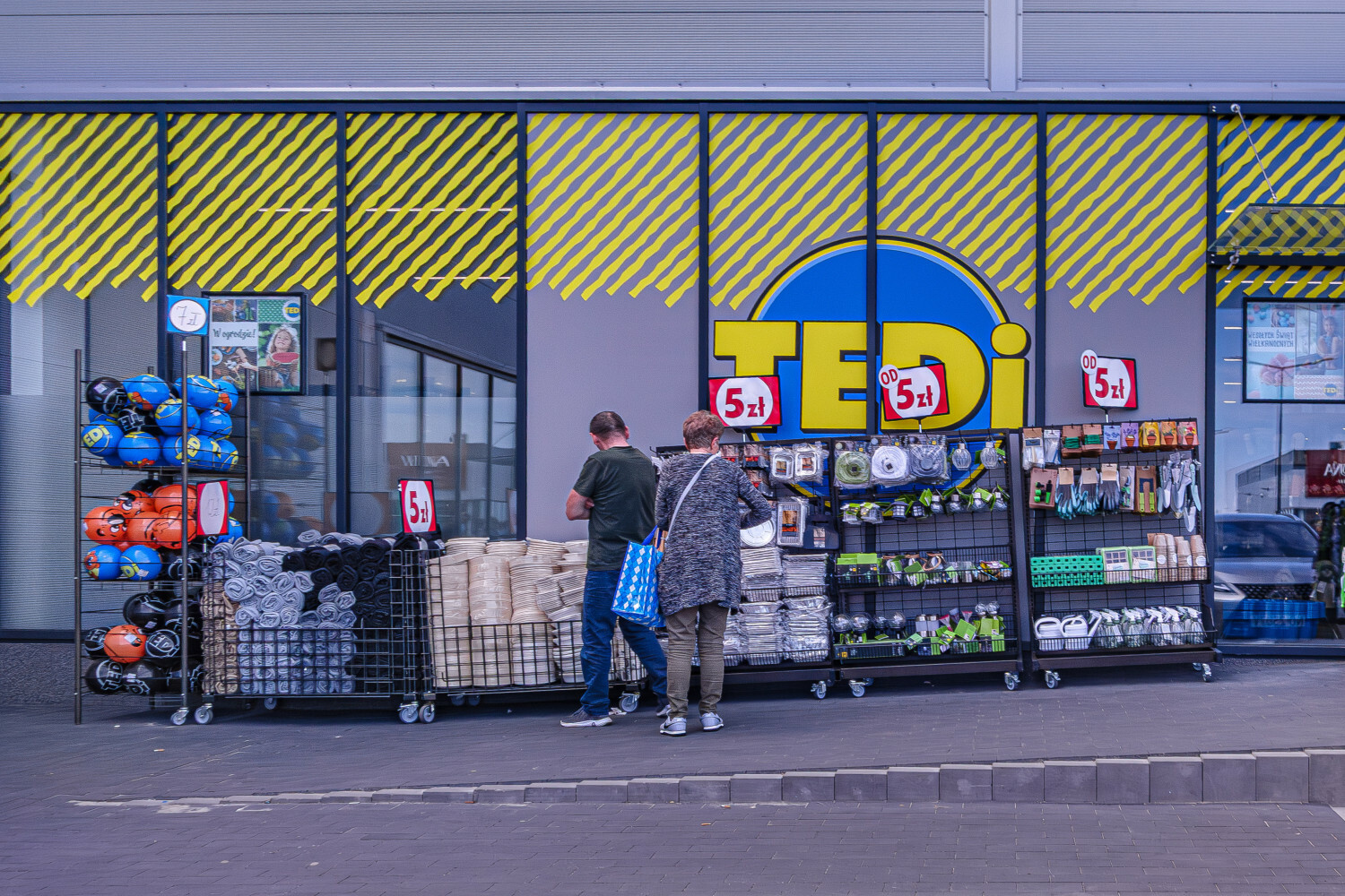 Przejęli dyskonty w Polsce. Znane szyldy znikną jeden po drugim