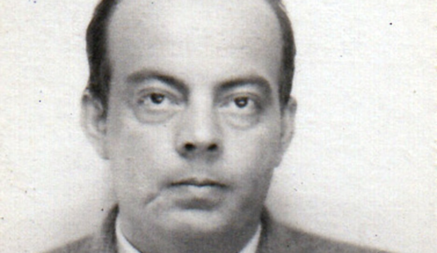 Antoine de Saint-Exupéry - czarno-białe zdjęcie pisarza patrzącego przed siebie