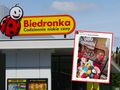 Znak sklepu Biedronka oraz zdjęcie maskotek z 