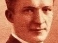 Portret mężczyzny, czarno-białe, z ciepłymi odcieniami brązu.