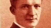 Portret mężczyzny, czarno-białe, z ciepłymi odcieniami brązu.