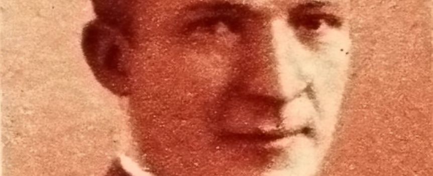 Portret mężczyzny, czarno-białe, z ciepłymi odcieniami brązu.