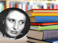 Pisarka Natalia Gałczyńska, w tle książki z kolorowymi okładkami