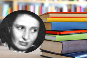 Pisarka Natalia Gałczyńska, w tle książki z kolorowymi okładkami