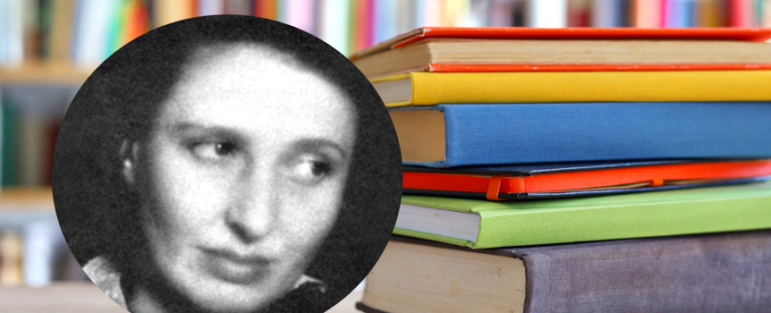 Pisarka Natalia Gałczyńska, w tle książki z kolorowymi okładkami