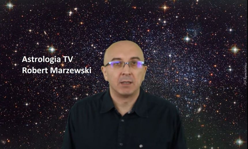 Mężczyzna w okularach, w tle nocne niebo ze gwiazdami, na ekranie napis: 
