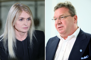 Dwoje ludzi rozmawia. Po lewej kobieta z długimi włosami, po prawej mężczyzna w okularach.