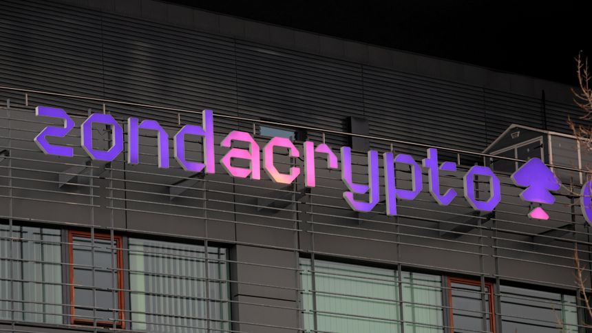 Logo Zondacrypto na elewacji siedziby PKOl. W końcówce kwietnia zostało zdemontowane 