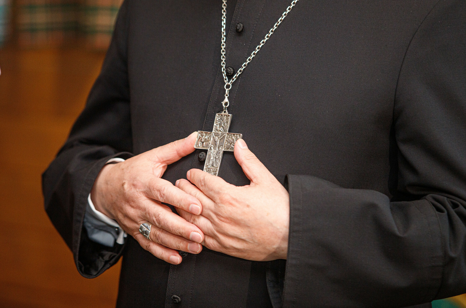 Skandal w kościele. Ksiądz został oskarżony o romans z mężatką. „Rozbija rodziny”