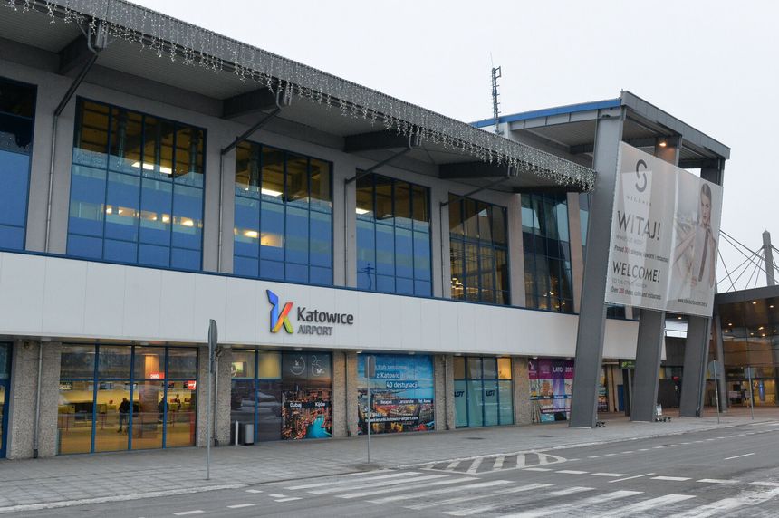 Budynek lotniska w Katowicach z napisem 