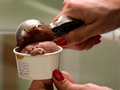Czekoladowe gelato nakładane do kubeczka