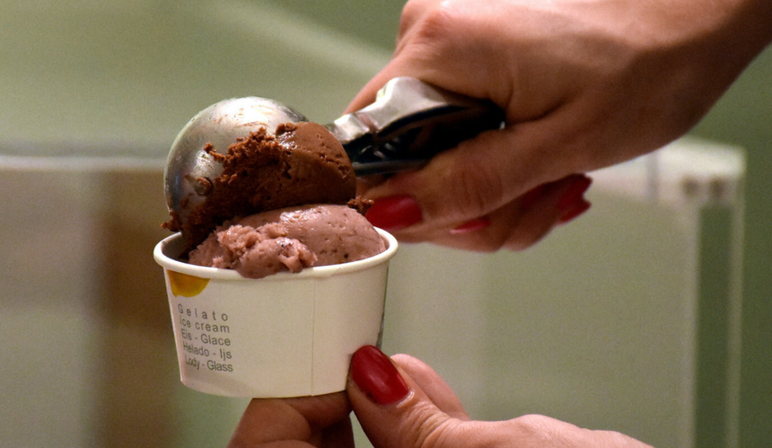 Czekoladowe gelato nakładane do kubeczka