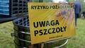 tabliczka przy miejskiej pasiece w Piotrkowie Trybunalskim