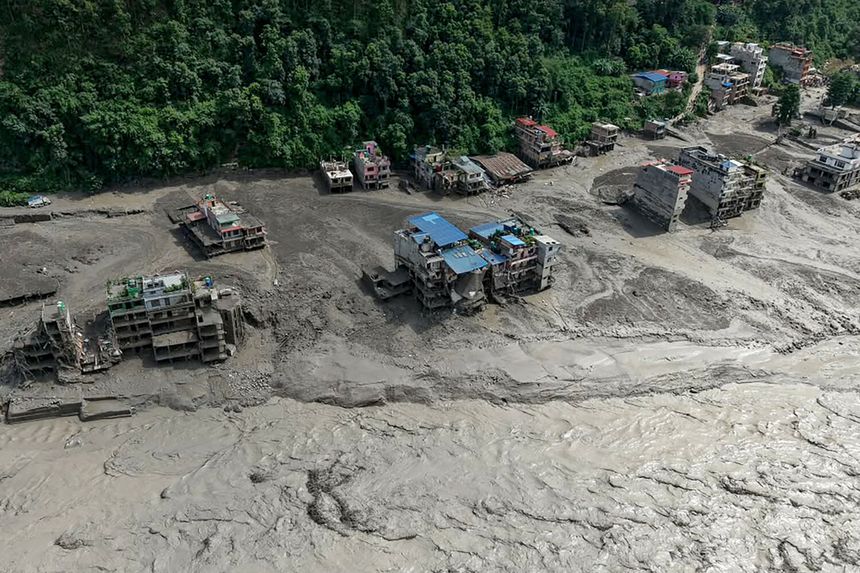 Nepal. Zniszczenia po katastrofie