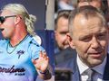 Skolim w okularach przeciwsłonecznych śpiewa na scenie, obok stoi elegancko ubrany Karol Nawrocki.
