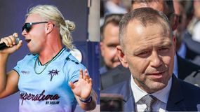 Skolim w okularach przeciwsłonecznych śpiewa na scenie, obok stoi elegancko ubrany Karol Nawrocki.