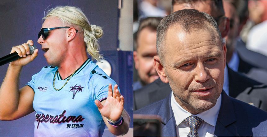 Skolim w okularach przeciwsłonecznych śpiewa na scenie, obok stoi elegancko ubrany Karol Nawrocki.