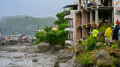 W wyniku gwałtownej powodzi w Nepalu i Tybecie zginęło ponad 350 osób, a ponad 1300 jest poszukiwanych