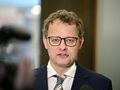 Wciąż nie wiadomo, w jaki sposób poseł PiS Marcin Romanowski uzyskał dokumenty wystawione na inną tożsamość.