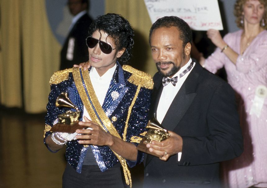 Dwóch mężczyzn trzymających statuetki Grammy, uważani za legendy muzyki pop i jazz.