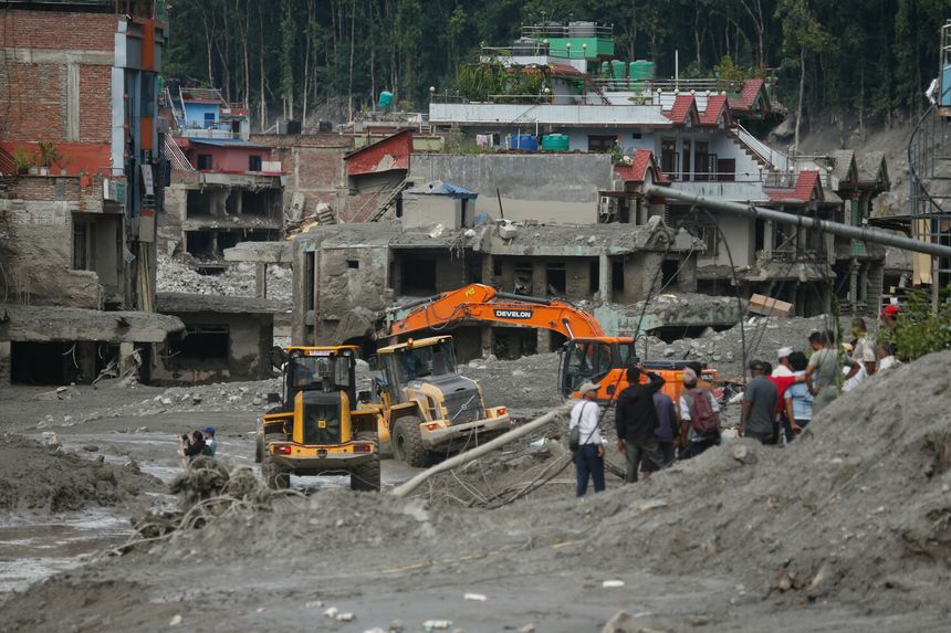 skutki powodzi w Nepalu