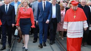 Procesja ku czci św. Stanisława w Krakowie w 2023 roku. Na zdjęciu m.in. ówczesna małopolska kurator Barbara Nowak, poseł PiS Stanisław Terlecki, arcybiskup Stanisław Dziwisz
