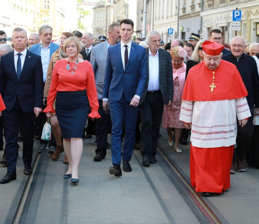 Procesja ku czci św. Stanisława w Krakowie w 2023 roku. Na zdjęciu m.in. ówczesna małopolska kurator Barbara Nowak, poseł PiS Stanisław Terlecki, arcybiskup Stanisław Dziwisz