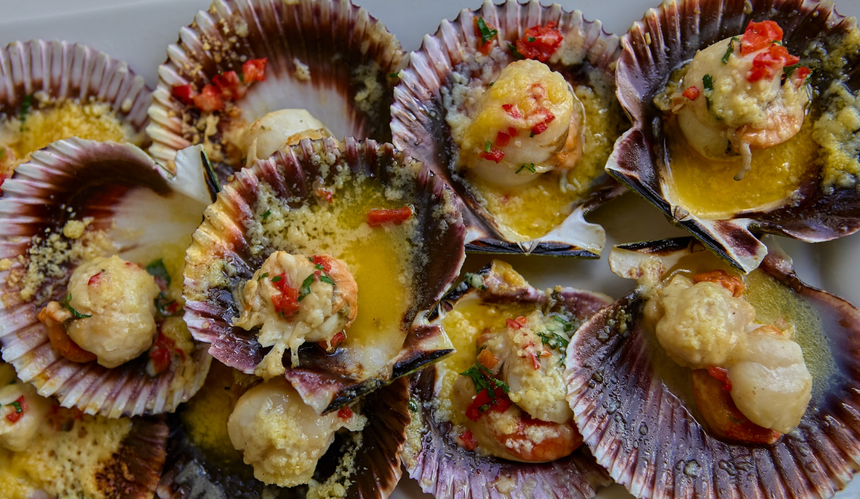 Conchitas a la parmesana w muszlach z przyprawami