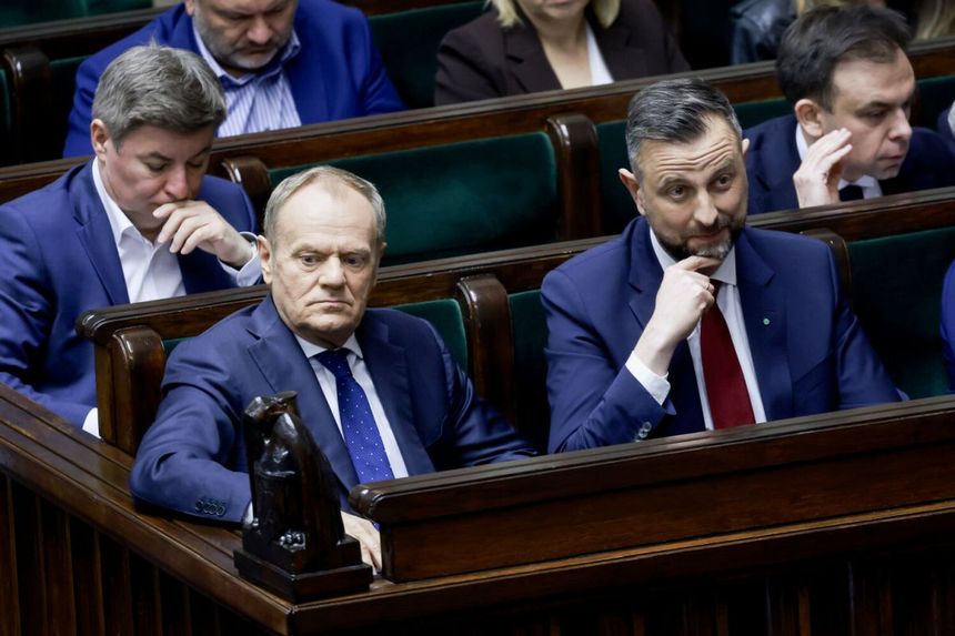 Premier Donald Tusk, wicepremier Władysław Kosiniak-Kamysz i ministrowie podczas obrad Sejmu 