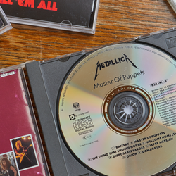 Na zdjęciu widoczne są płyty CD zespołu Metallica, w tym 