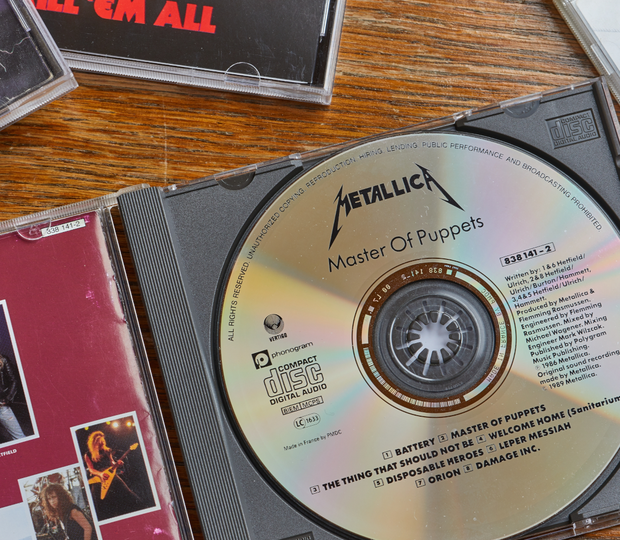 Na zdjęciu widoczne są płyty CD zespołu Metallica, w tym 
