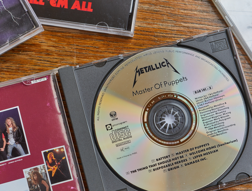 Na zdjęciu widoczne są płyty CD zespołu Metallica, w tym 