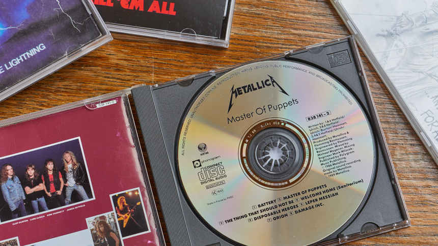 Na zdjęciu widoczne są płyty CD zespołu Metallica, w tym 