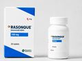 Opakowanie leku Rasonque oraz butelka z tabletkami, oba z oznaczeniem 150 mg.